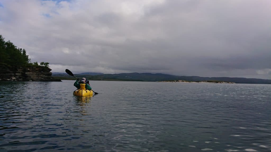 Med packraft på Balvatnet